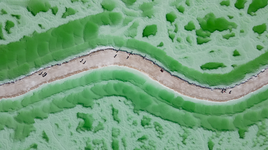 在茫崖翡翠湖，感受大自然神奇的色彩